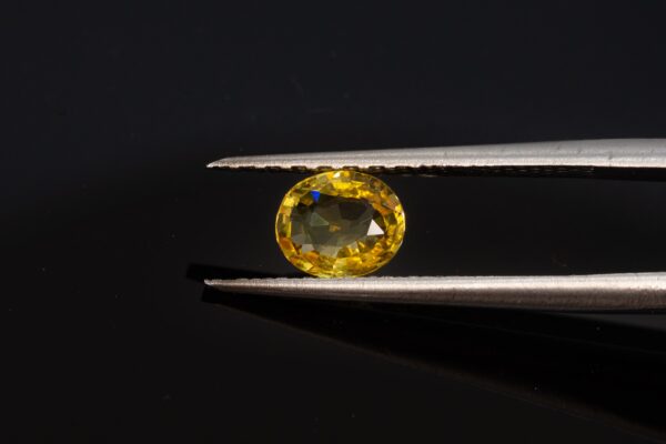 Loodulik, 1,06ct kaaluv kollane safiir