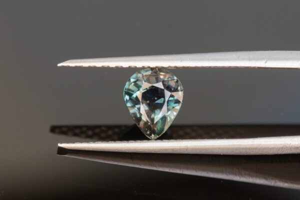 Natural 1,28ct greenish pink Sapphire
