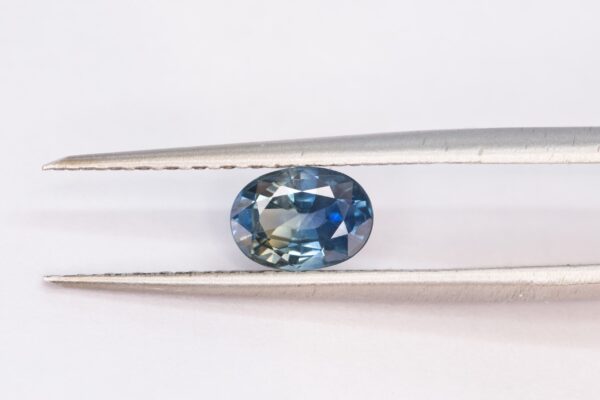 Looduslik, 1,00ct kaaluv kahevärviline safiir. Kivis leidub nii sinist kui ka kollast tooni. Väga hästi särav kivi!