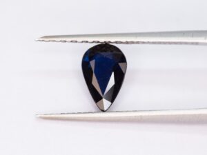 Looduslik, tumesinine safiir kaaluga 1,28ct