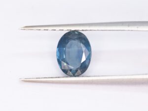 Looduslik, sinakasroheline safiir kaaluga 1,54ct.